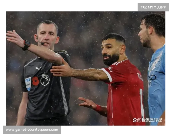 萨拉赫训练中与队友交流,非洲杯前状态调整 萨拉赫训练中与队友交流,非洲杯前状态调整