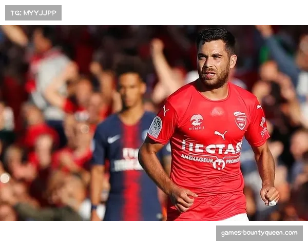 特写镜头：37岁的蒙彼利埃老将萨瓦尼耶赛后向主场观众深情告别